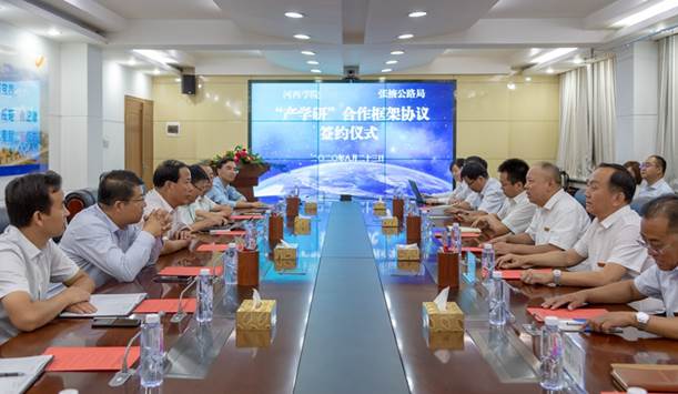 1.世界杯8833300足球与张掖公路局在张掖公路局举行“产学研框架协议”签约仪式。（钟晓亮 摄）.jpg